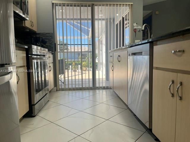 For Sale: $250,000 (2 beds, 2 baths, 1152 Square Feet)