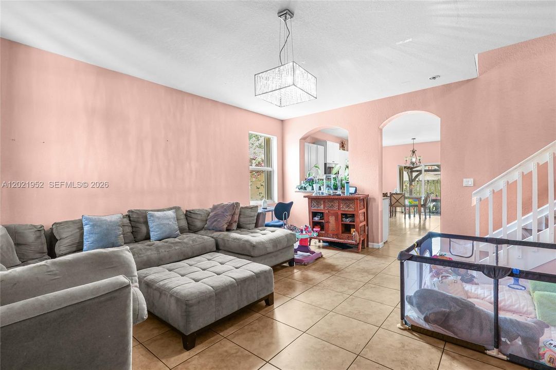 For Sale: $625,000 (5 beds, 3 baths, 2061 Square Feet)