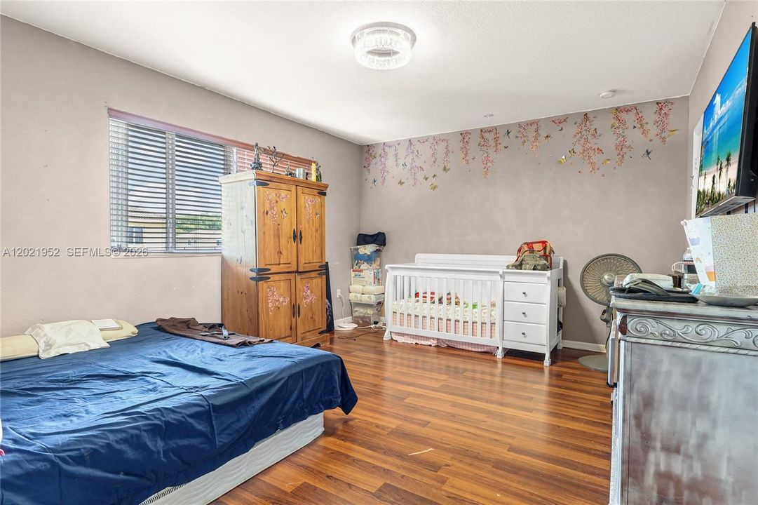 For Sale: $625,000 (5 beds, 3 baths, 2061 Square Feet)