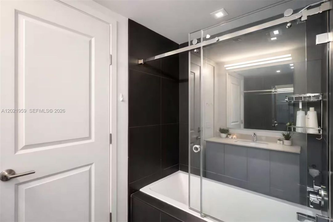 : $479,000 (1 beds, 1 baths, 867 Square Feet)
