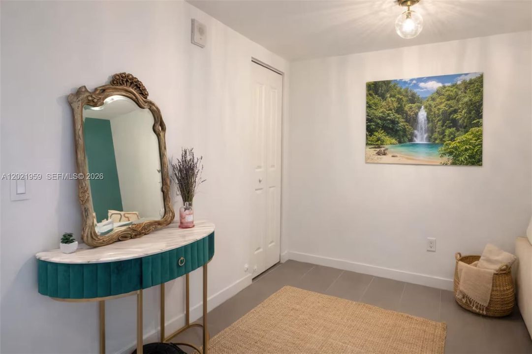 : $479,000 (1 beds, 1 baths, 867 Square Feet)