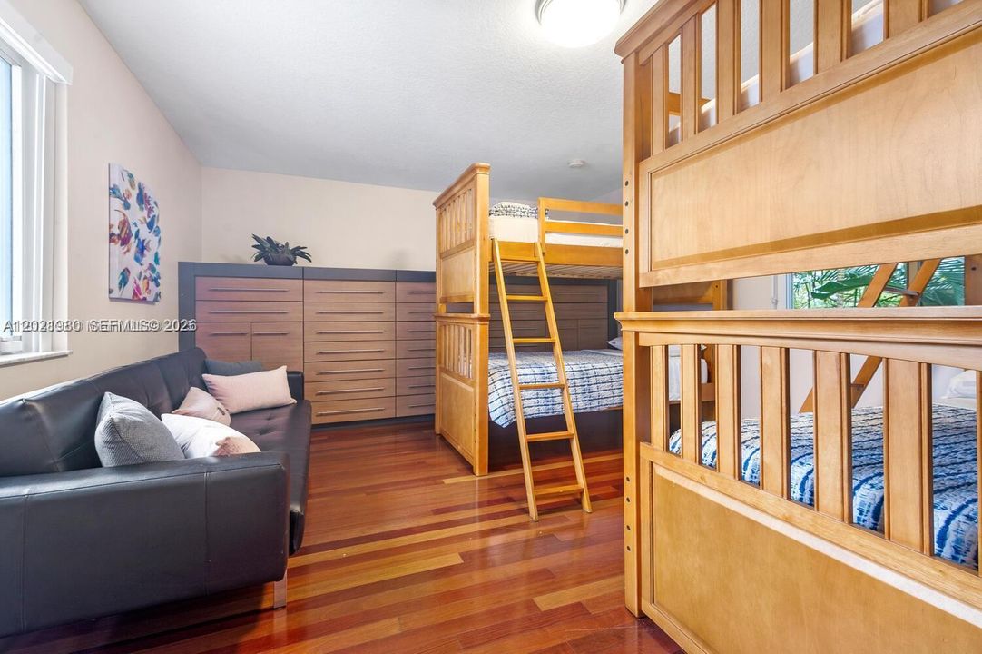 В аренду: $12,000 (5 спален, 3 ванн, 2948 Квадратных фут)
