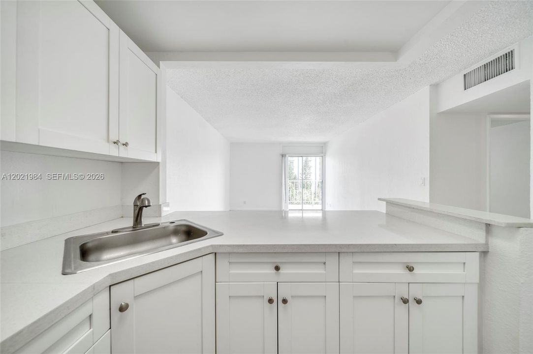 For Sale: $189,000 (1 beds, 1 baths, 598 Square Feet)