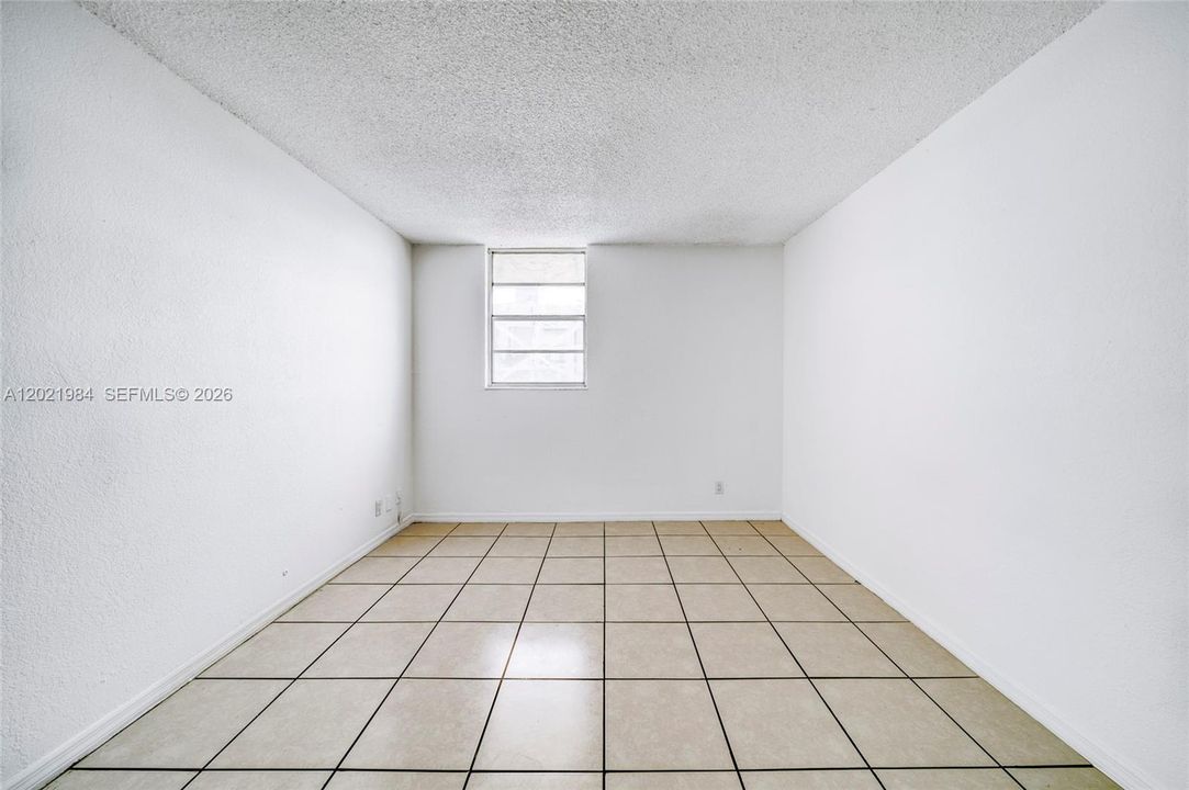 For Sale: $189,000 (1 beds, 1 baths, 598 Square Feet)