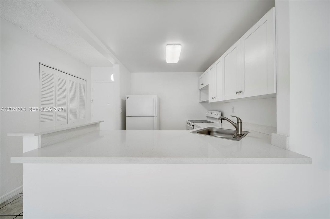 For Sale: $189,000 (1 beds, 1 baths, 598 Square Feet)