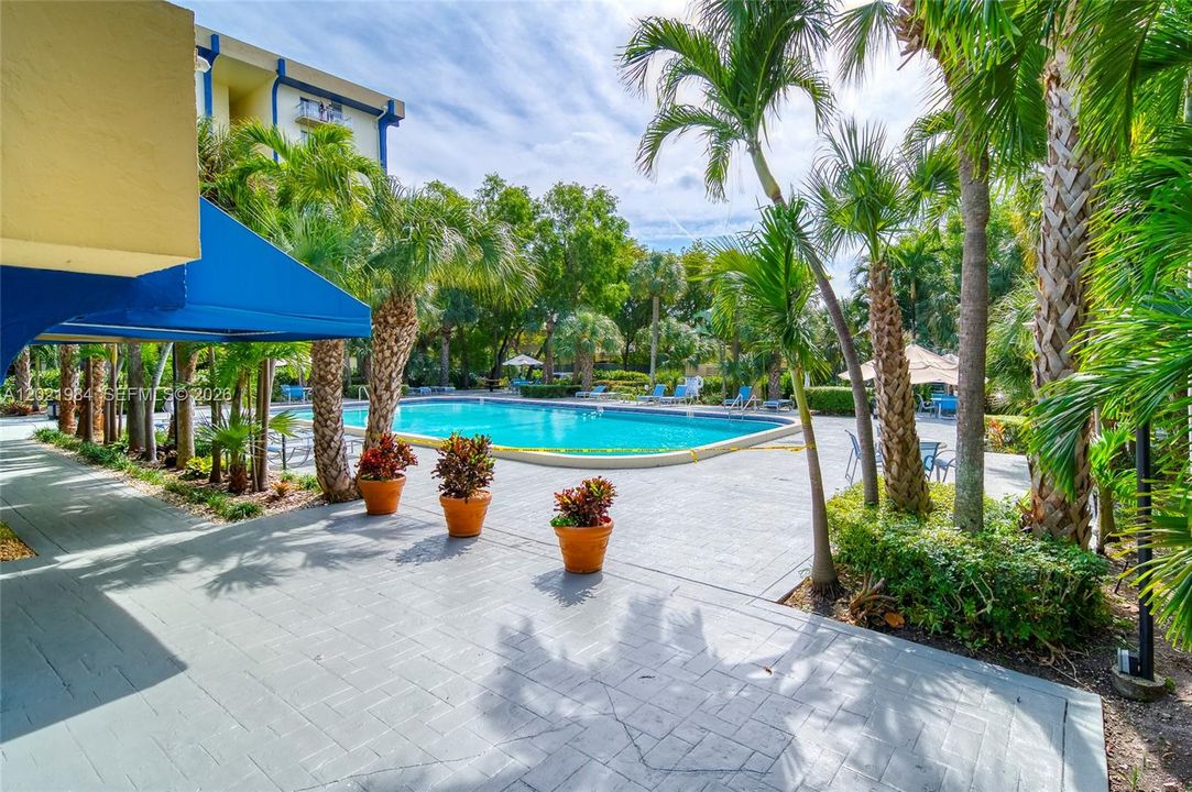 For Sale: $189,000 (1 beds, 1 baths, 598 Square Feet)