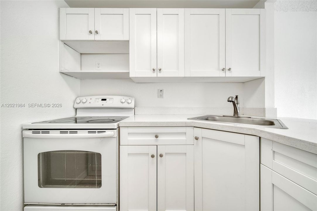 For Sale: $189,000 (1 beds, 1 baths, 598 Square Feet)
