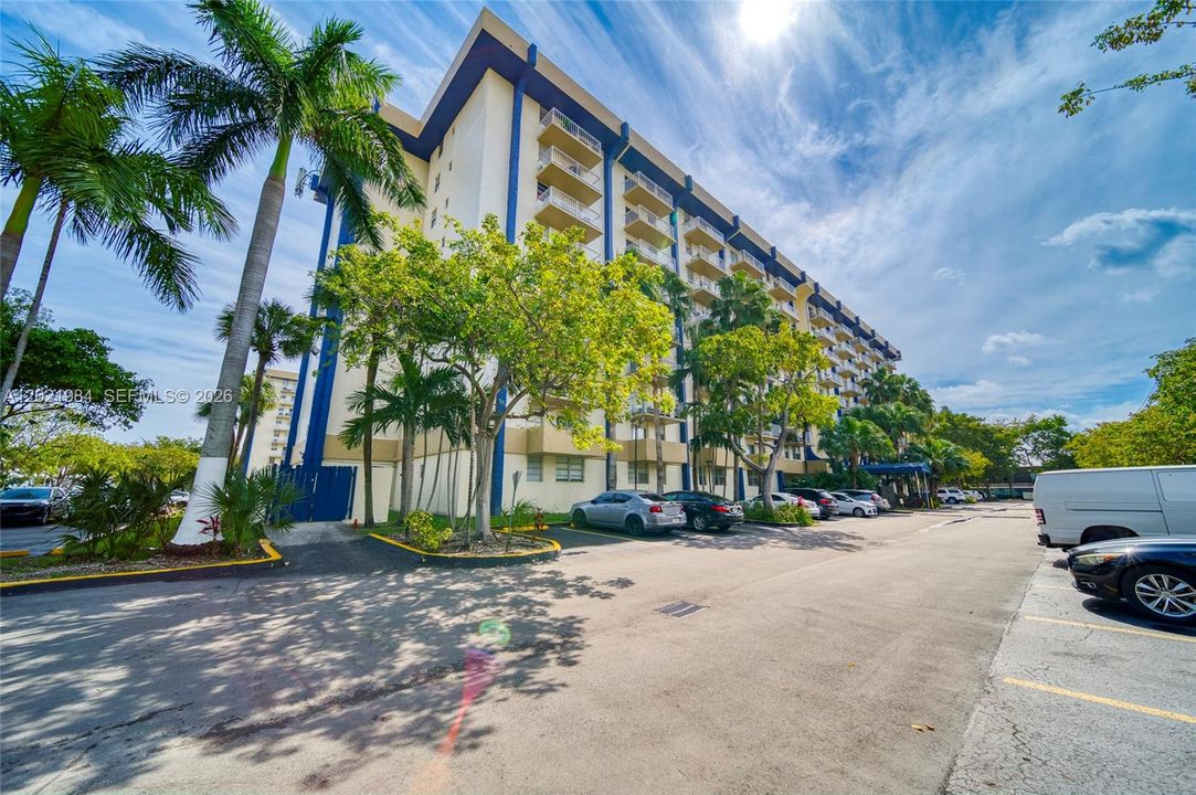 For Sale: $189,000 (1 beds, 1 baths, 598 Square Feet)