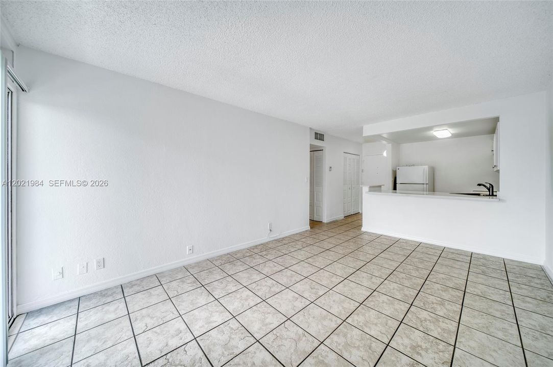 For Sale: $189,000 (1 beds, 1 baths, 598 Square Feet)