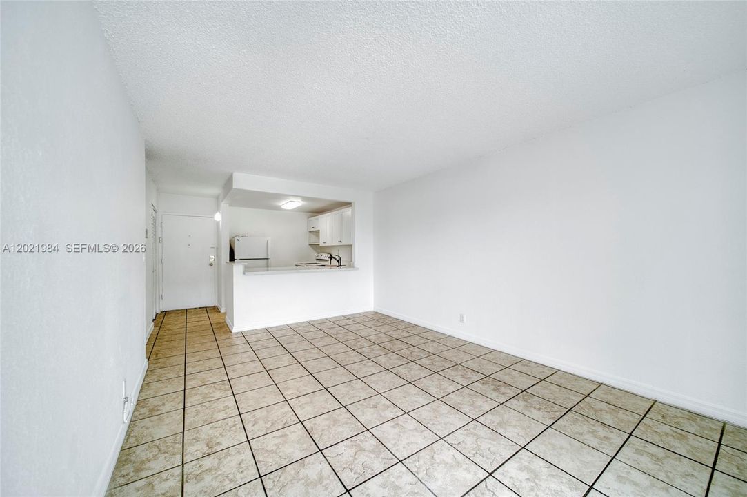 For Sale: $189,000 (1 beds, 1 baths, 598 Square Feet)