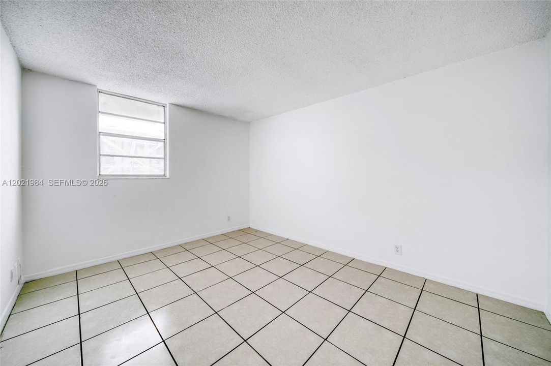 For Sale: $189,000 (1 beds, 1 baths, 598 Square Feet)