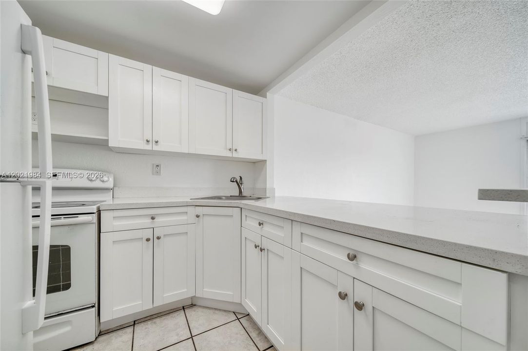 For Sale: $189,000 (1 beds, 1 baths, 598 Square Feet)
