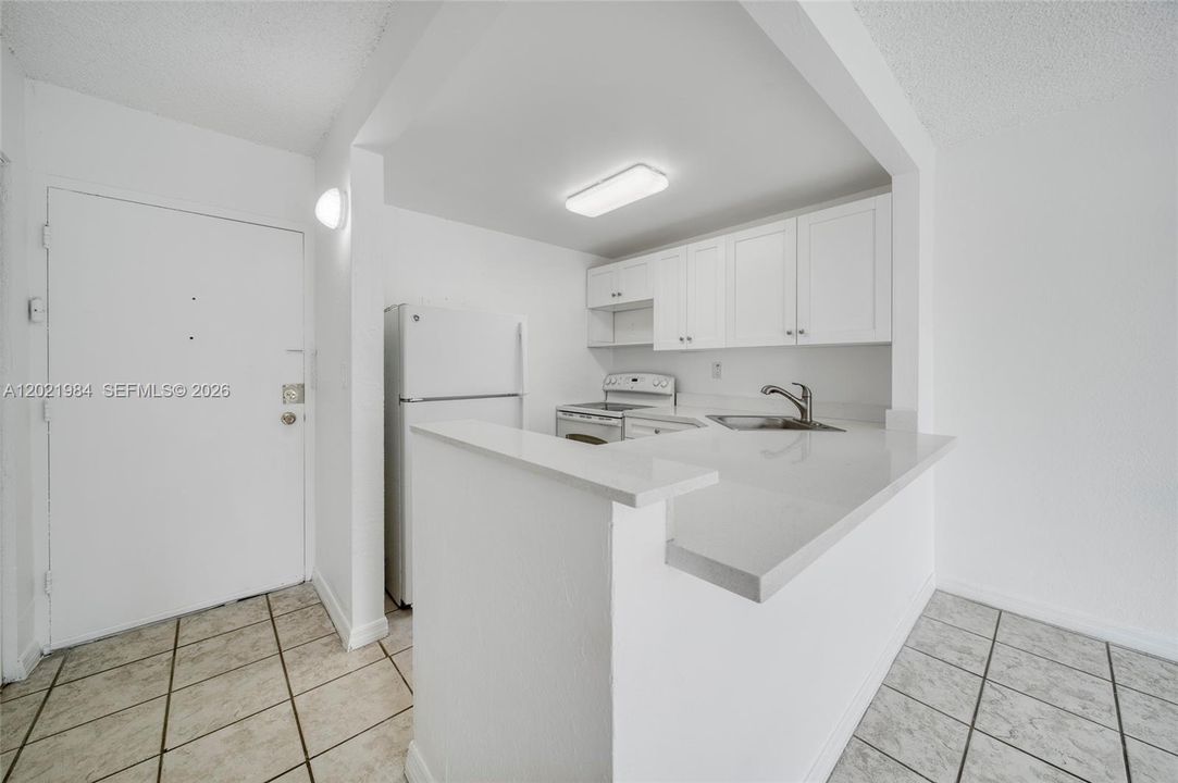 For Sale: $189,000 (1 beds, 1 baths, 598 Square Feet)