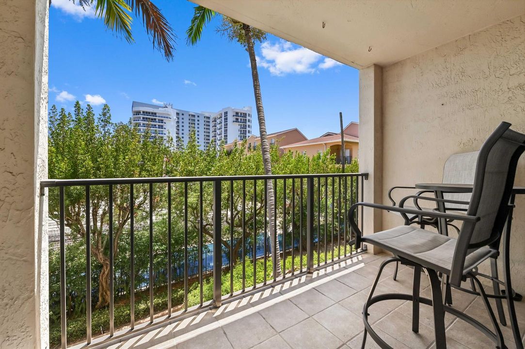 18 Balcony 01