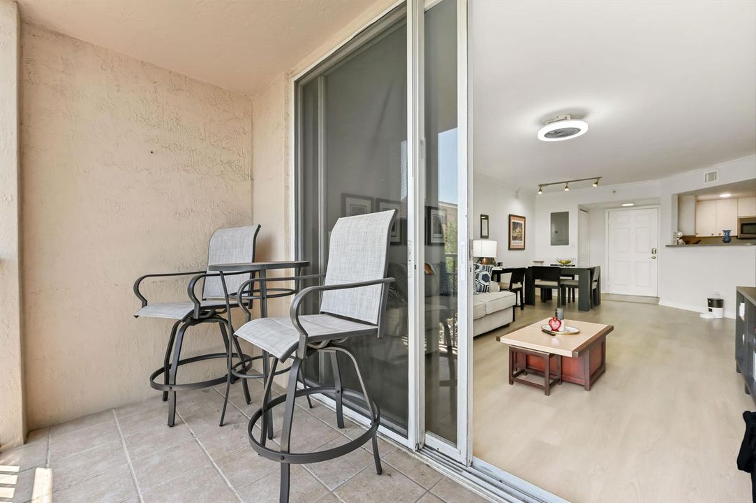 21 Balcony 04