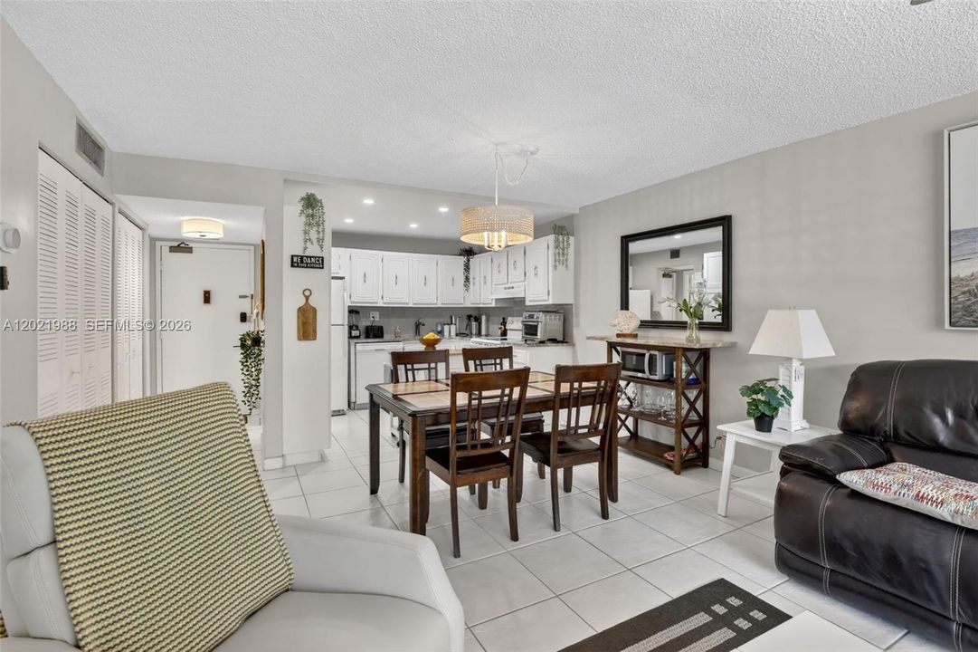 For Sale: $99,900 (1 beds, 2 baths, 780 Square Feet)