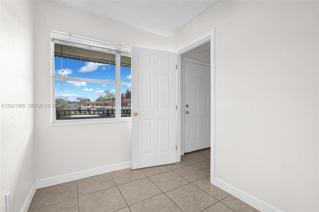 For Rent: $2,100 (3 beds, 1 baths, 771 Square Feet)