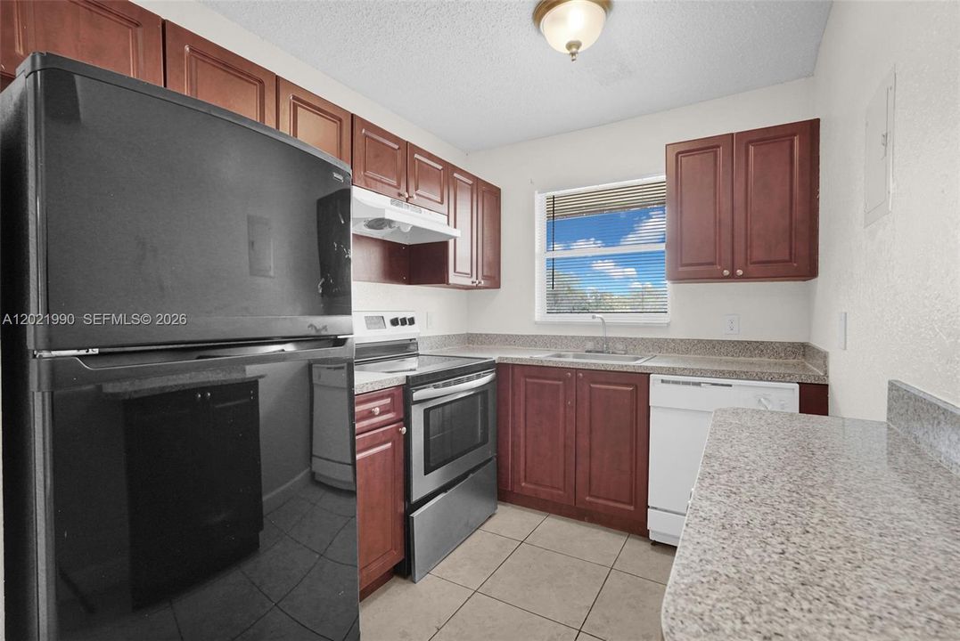 For Rent: $2,100 (3 beds, 1 baths, 771 Square Feet)