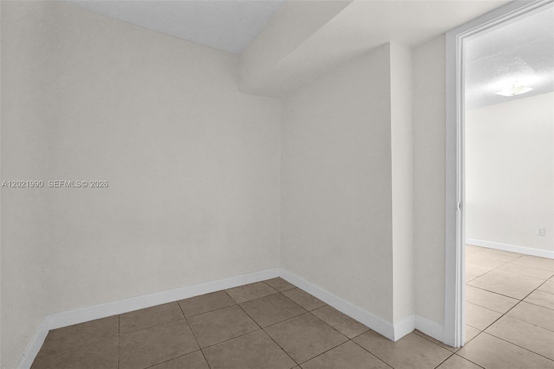 For Rent: $2,100 (3 beds, 1 baths, 771 Square Feet)
