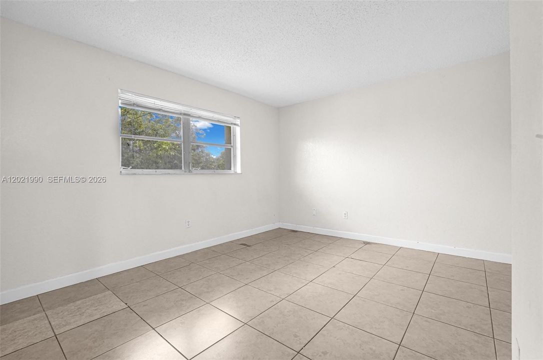 For Rent: $2,100 (3 beds, 1 baths, 771 Square Feet)