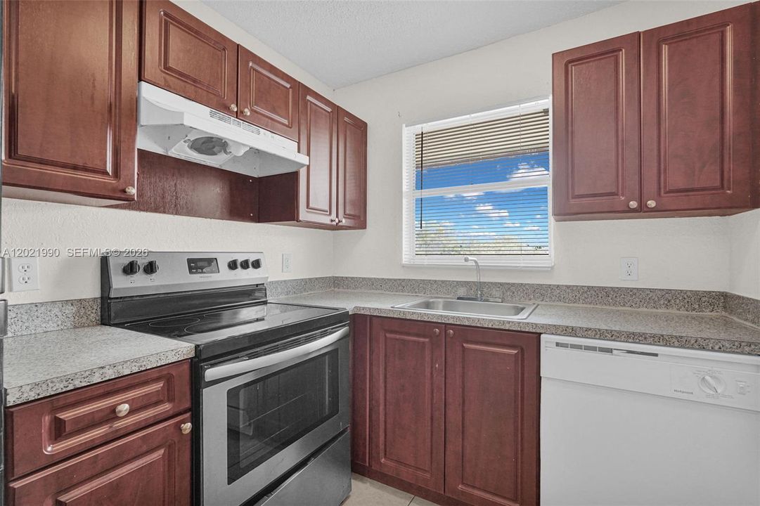 For Rent: $2,100 (3 beds, 1 baths, 771 Square Feet)