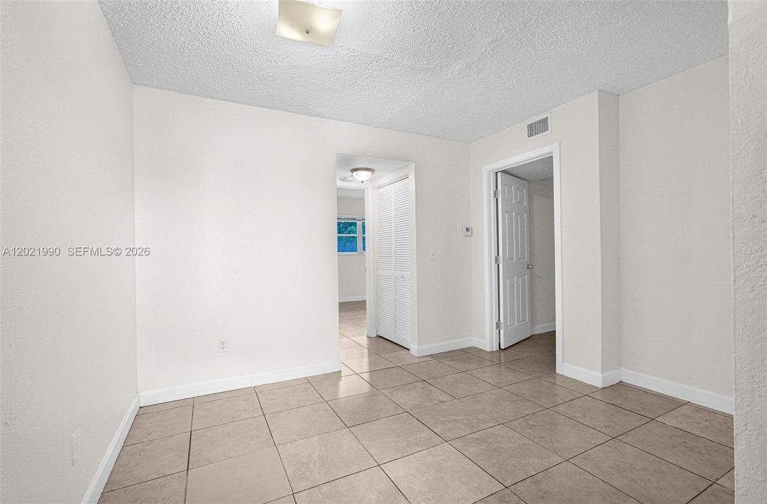 For Rent: $2,100 (3 beds, 1 baths, 771 Square Feet)