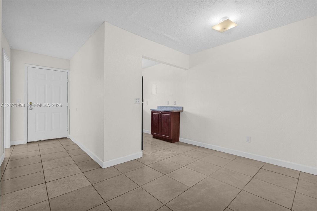 For Rent: $2,100 (3 beds, 1 baths, 771 Square Feet)