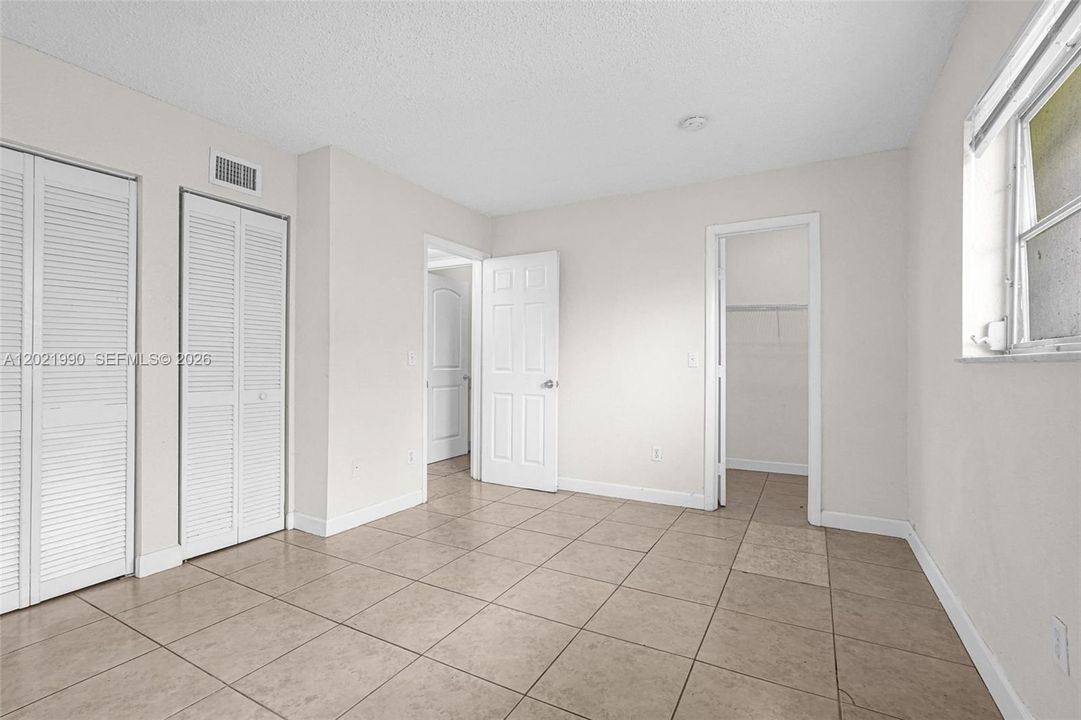 For Rent: $2,100 (3 beds, 1 baths, 771 Square Feet)