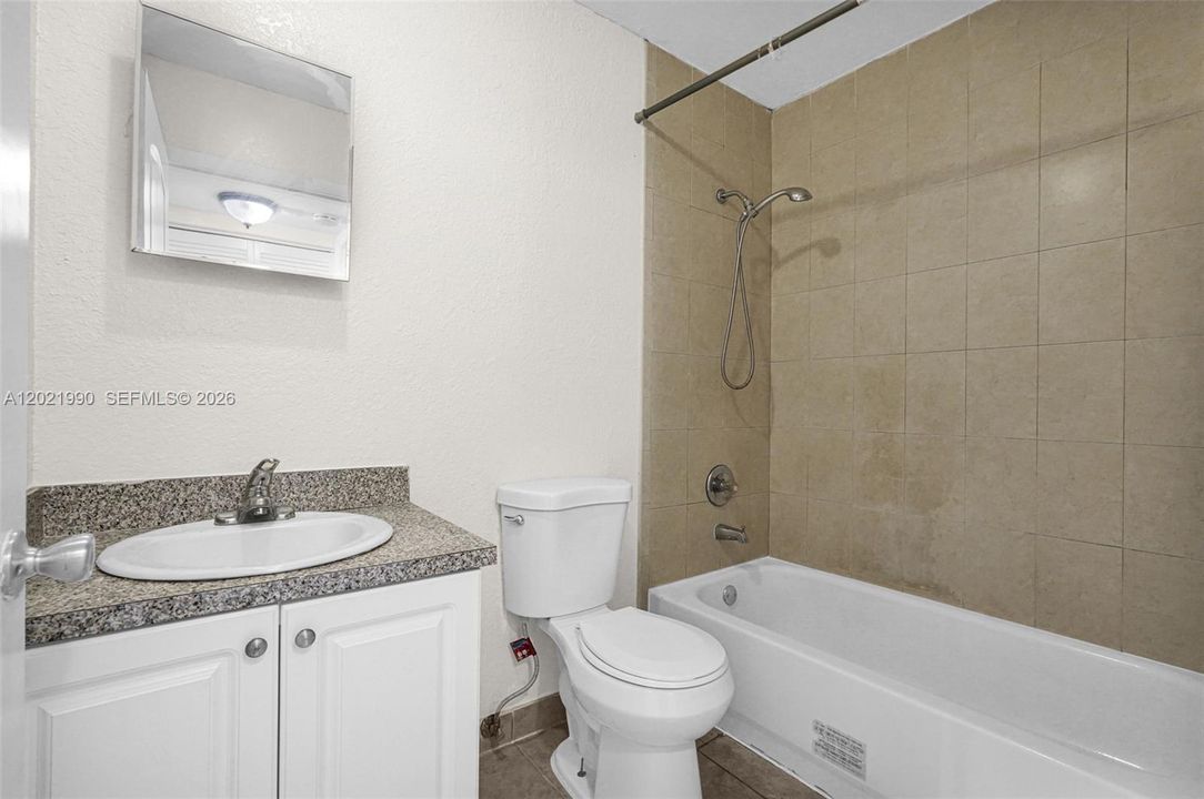 For Rent: $2,100 (3 beds, 1 baths, 771 Square Feet)