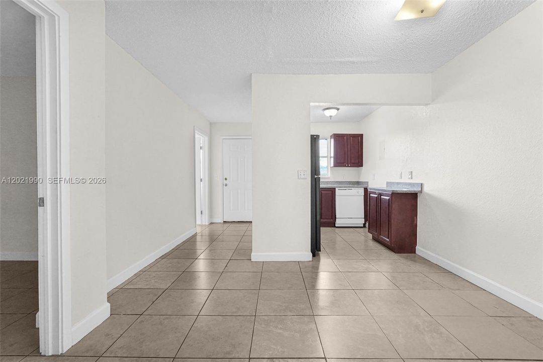For Rent: $2,100 (3 beds, 1 baths, 771 Square Feet)