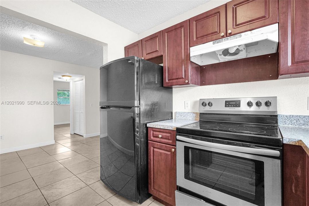For Rent: $2,100 (3 beds, 1 baths, 771 Square Feet)