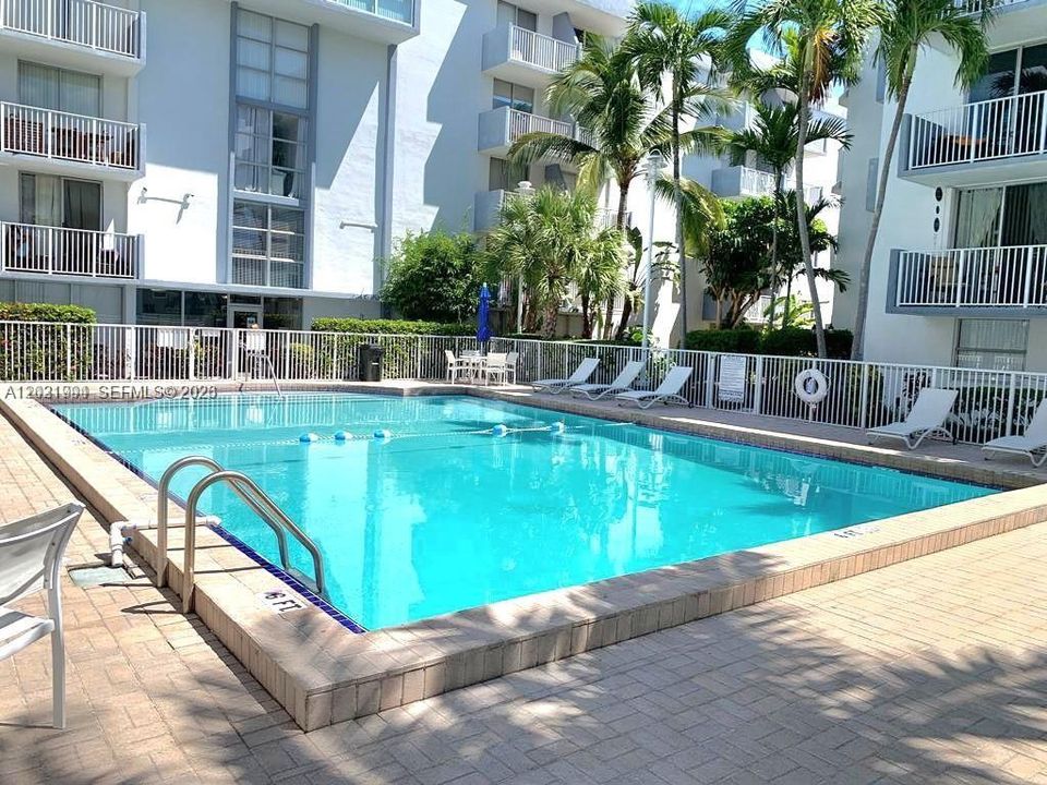 For Sale: $210,000 (2 beds, 2 baths, 900 Square Feet)