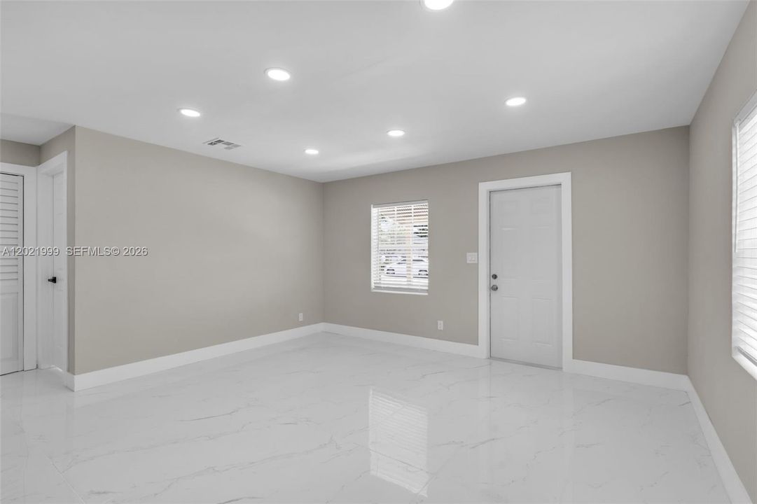 For Rent: $2,000 (2 beds, 1 baths, 725 Square Feet)