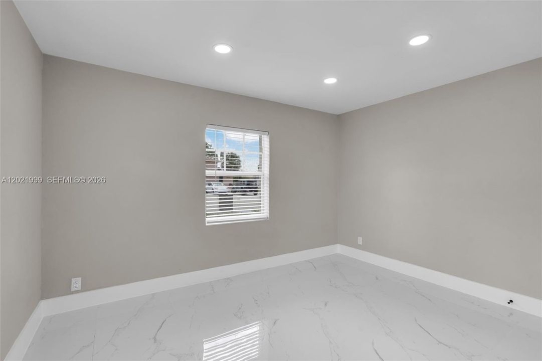 For Rent: $2,000 (2 beds, 1 baths, 725 Square Feet)