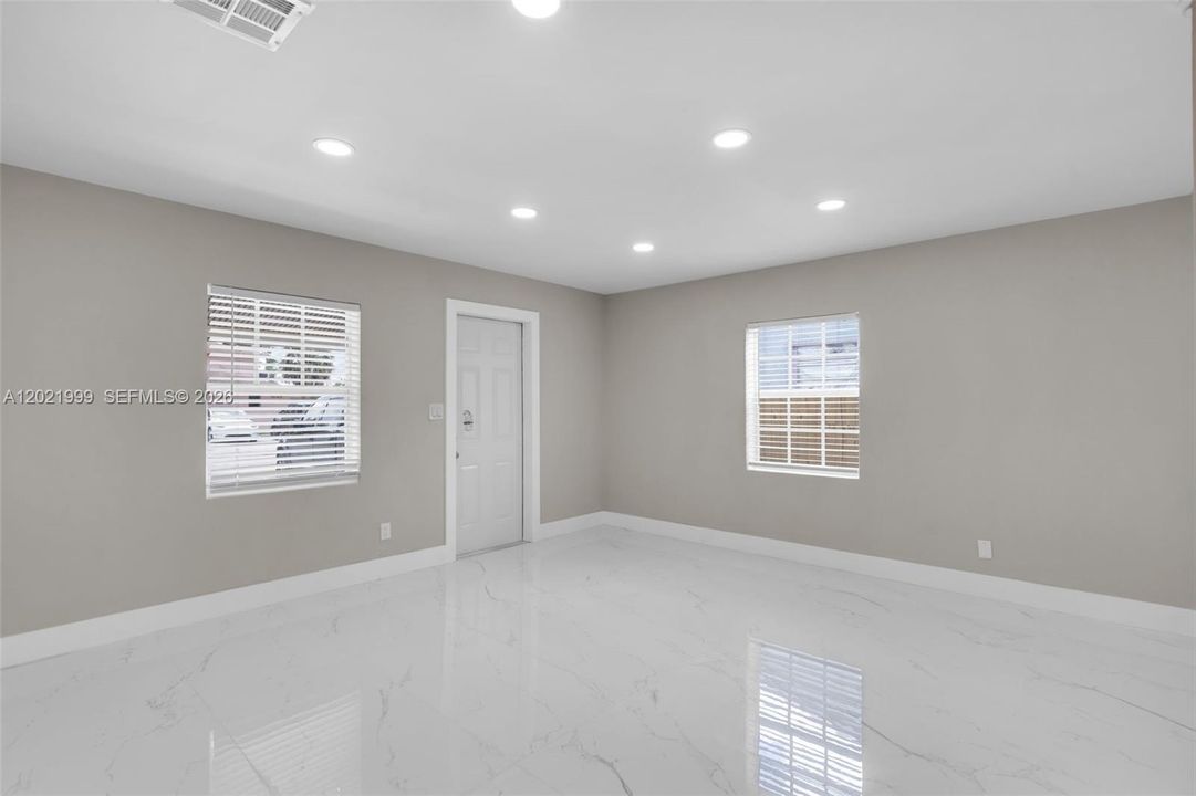 For Rent: $2,000 (2 beds, 1 baths, 725 Square Feet)