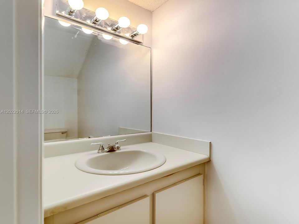 Activo con contrato: $2,450 (2 camas, 2 baños, 1266 Pies cuadrados)