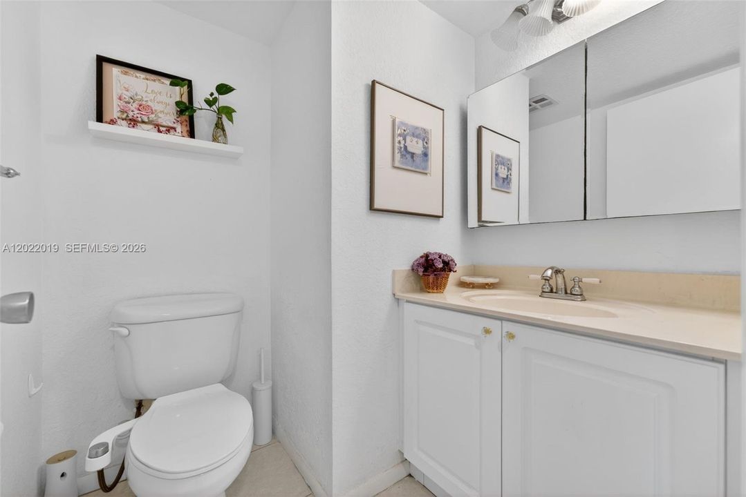 For Rent: $1,680 (1 beds, 1 baths, 900 Square Feet)