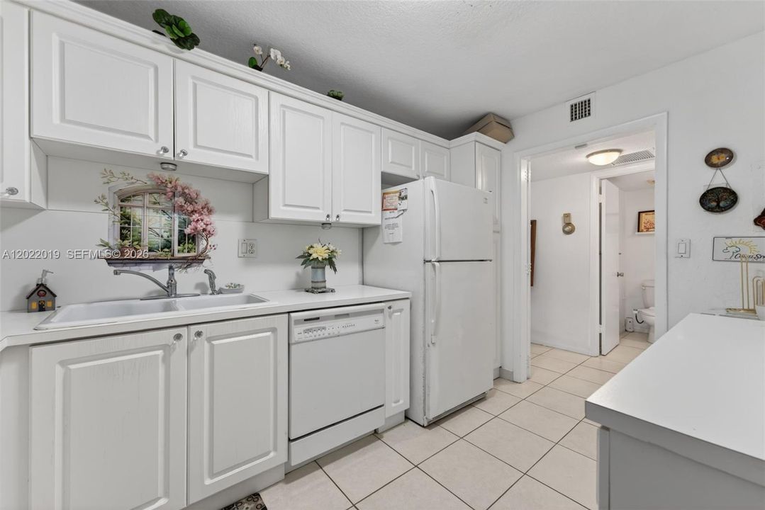 For Rent: $1,680 (1 beds, 1 baths, 900 Square Feet)
