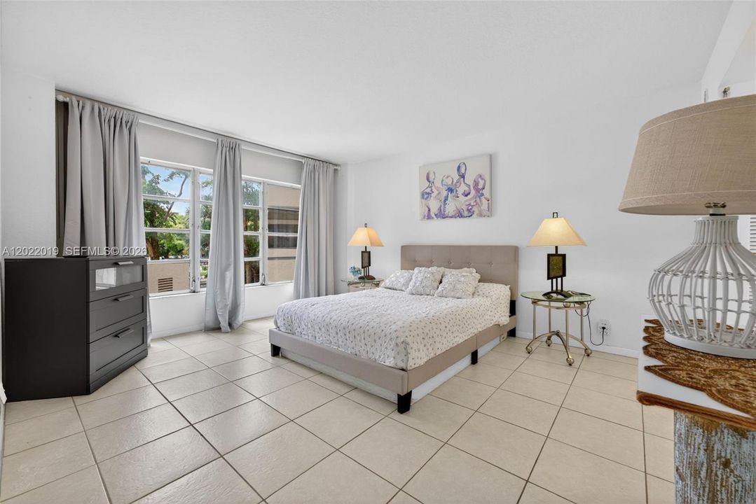 For Rent: $1,680 (1 beds, 1 baths, 900 Square Feet)