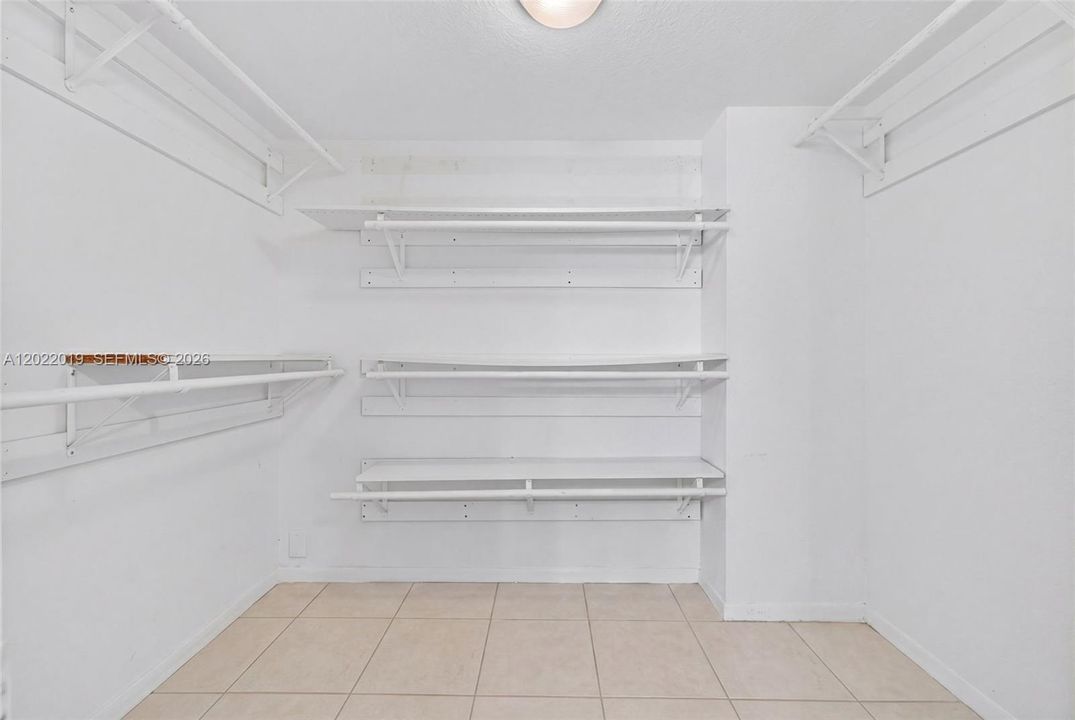 For Rent: $1,680 (1 beds, 1 baths, 900 Square Feet)