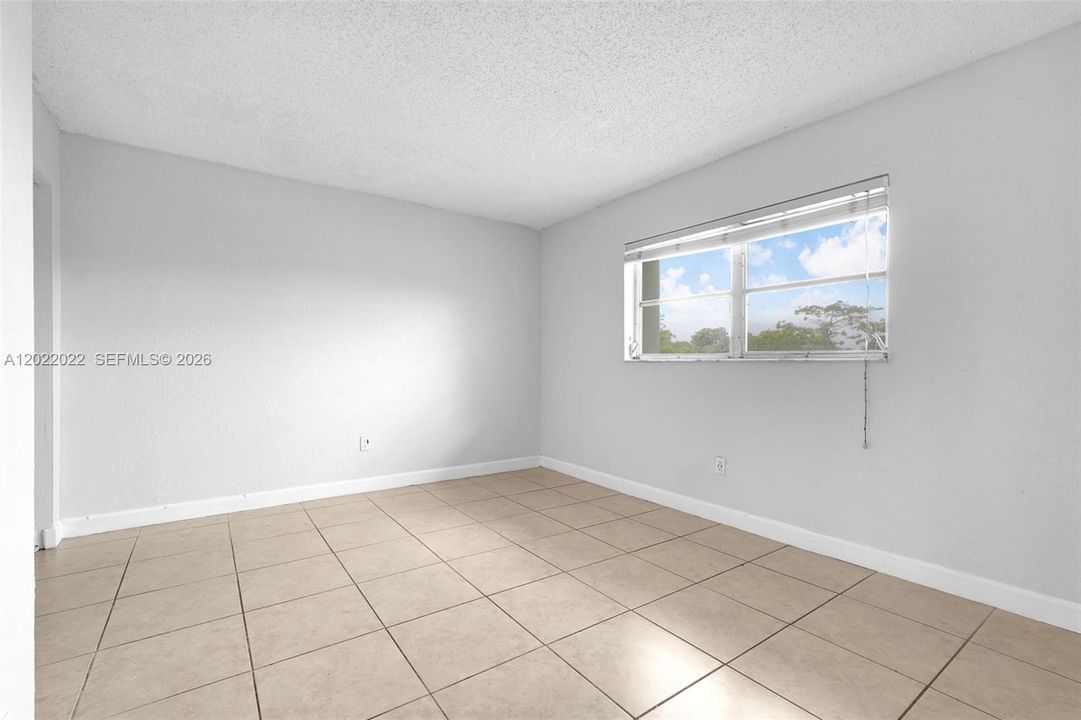 For Rent: $2,100 (3 beds, 1 baths, 771 Square Feet)