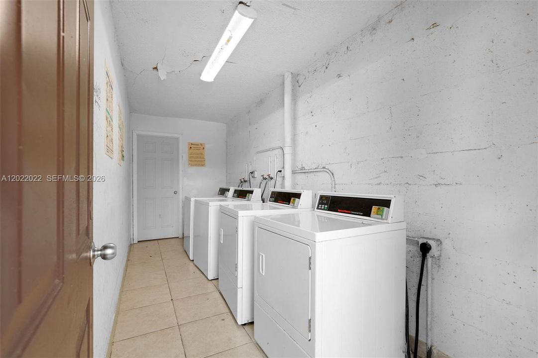 For Rent: $2,100 (3 beds, 1 baths, 771 Square Feet)