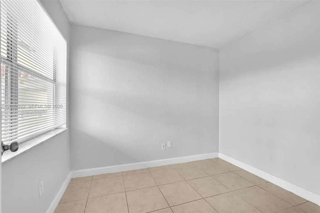 For Rent: $2,100 (3 beds, 1 baths, 771 Square Feet)