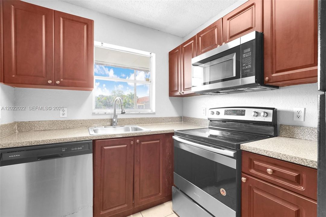 For Rent: $2,100 (3 beds, 1 baths, 771 Square Feet)