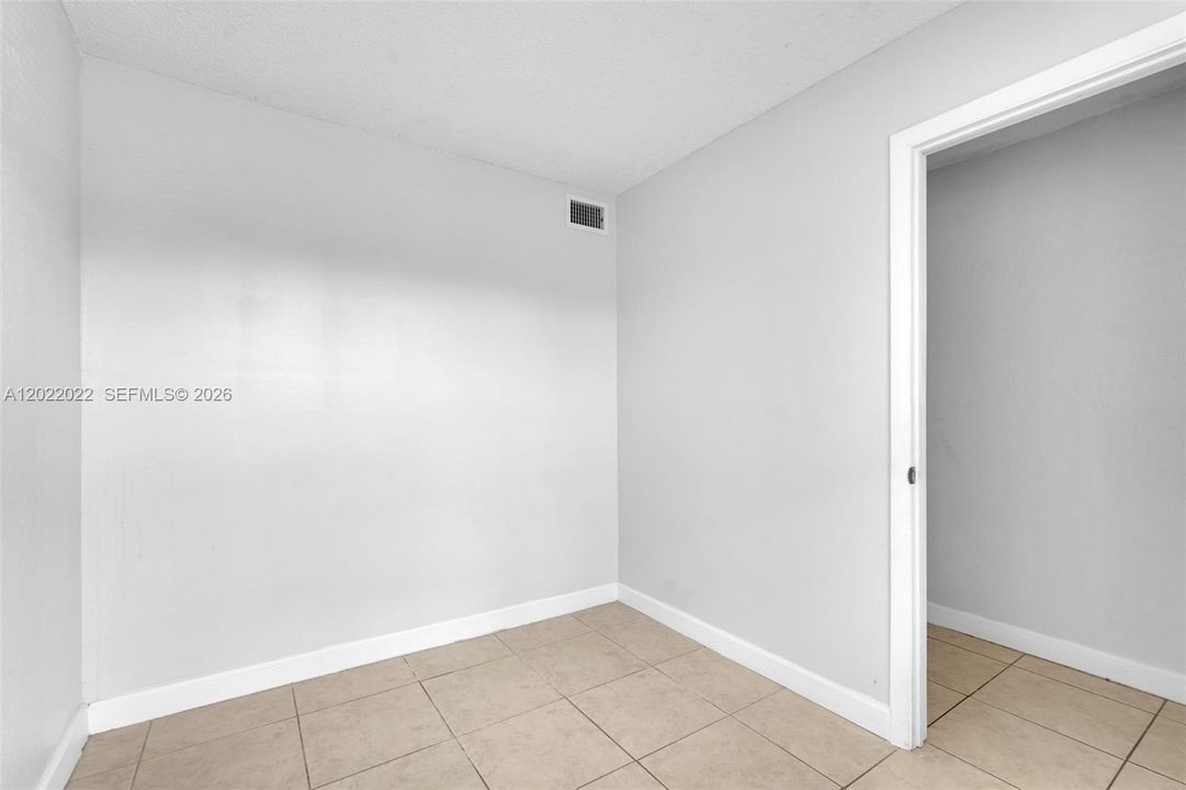 For Rent: $2,100 (3 beds, 1 baths, 771 Square Feet)