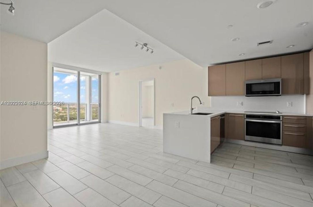 For Sale: $449,000 (2 beds, 2 baths, 1026 Square Feet)