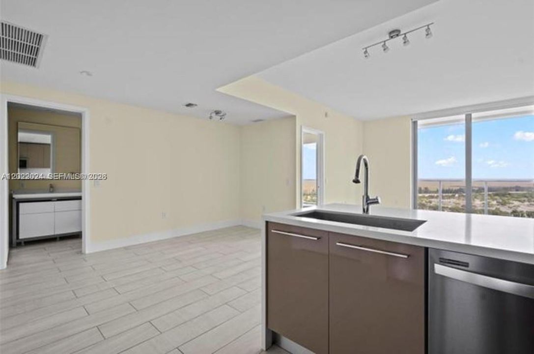 For Sale: $449,000 (2 beds, 2 baths, 1026 Square Feet)