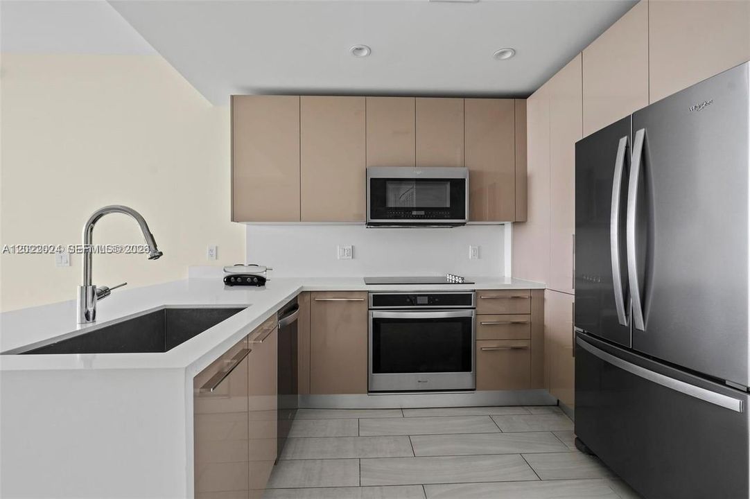 For Sale: $449,000 (2 beds, 2 baths, 1026 Square Feet)