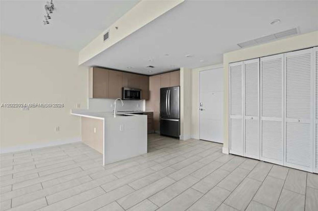 For Sale: $449,000 (2 beds, 2 baths, 1026 Square Feet)