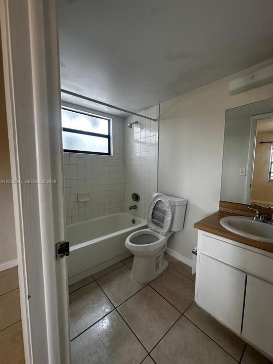 Active With Contract: $1,900 (1 beds, 1 baths, 770 Square Feet)